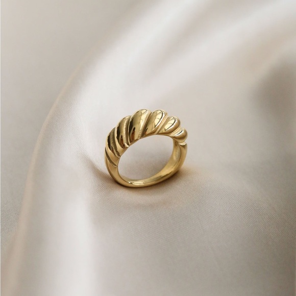 Croissant Twisted Rope Ring – 18K Gold Plated Stainless Steel - Picture 6 of 6